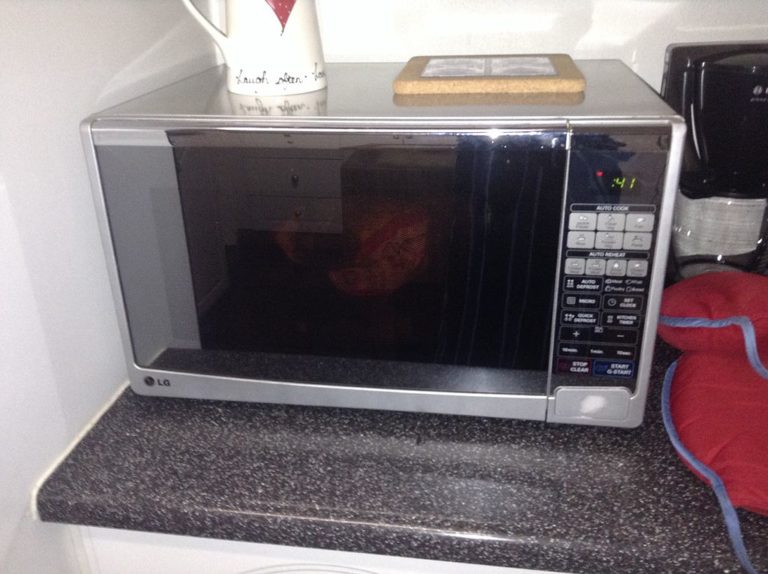 1024px-Popcorn_in_Microwave